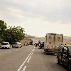 Prende fuoco un camion