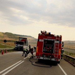 Prende fuoco un camion