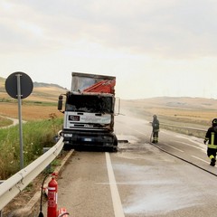 Prende fuoco un camion