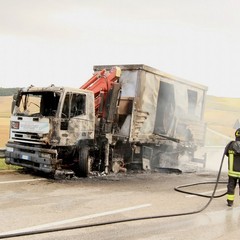 Prende fuoco un camion