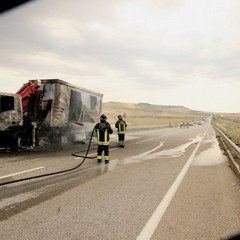 Prende fuoco un camion