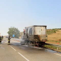 Prende fuoco un camion