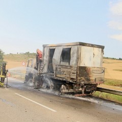 Prende fuoco un camion