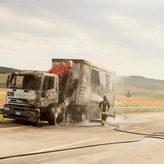 Prende fuoco un camion