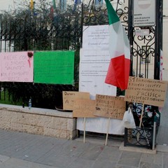 La protesta dei disoccupati a palazzo di città