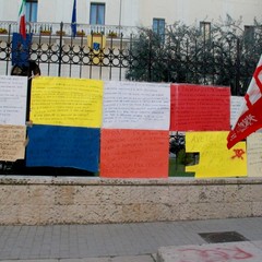 La protesta dei disoccupati a palazzo di città