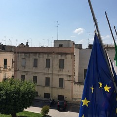 Bandiere a mezz'asta al Comune di Gravina in Puglia