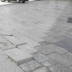 Basole divelte nel centro storico