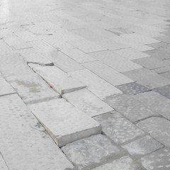 Basole divelte nel centro storico