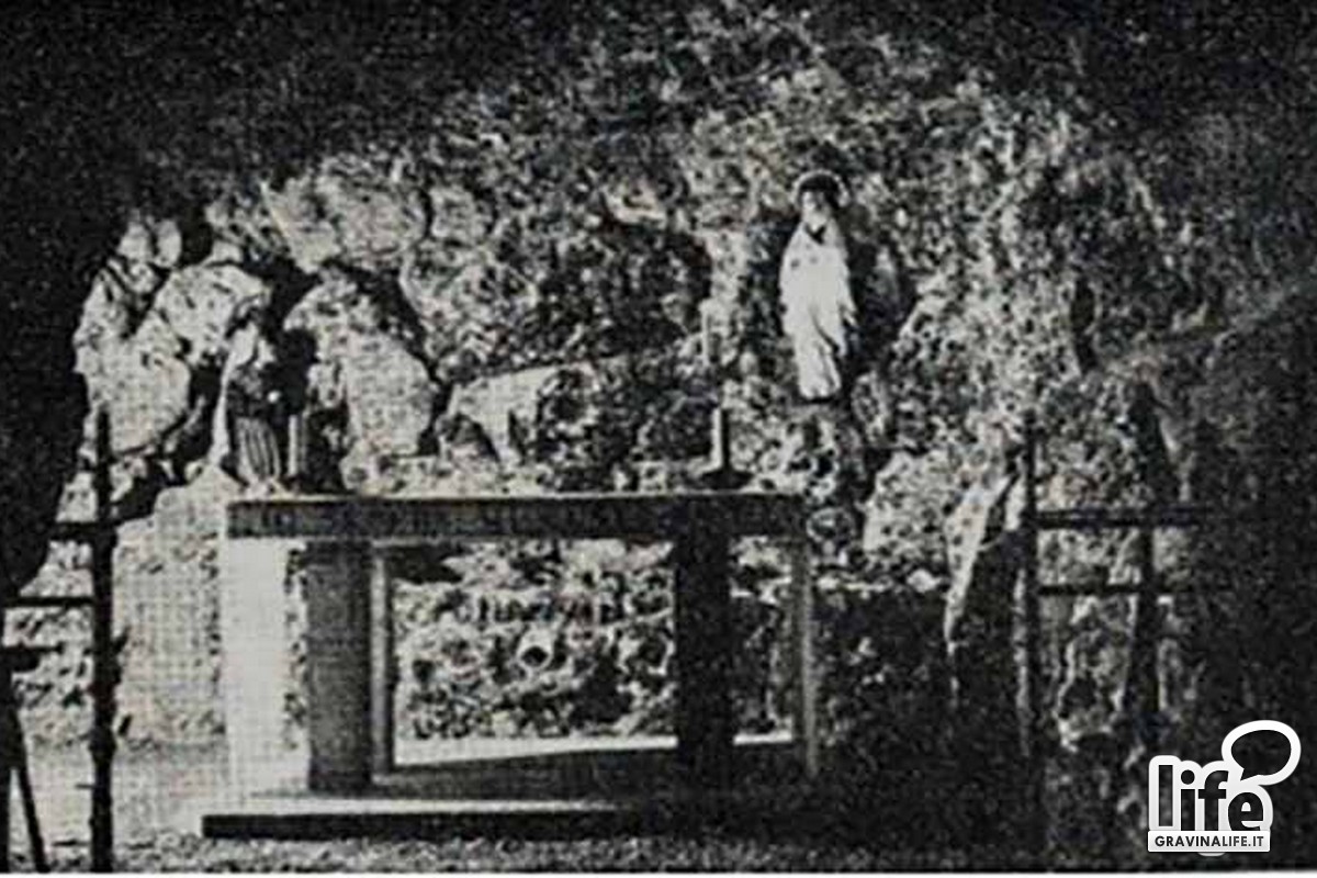 Riproduzione della grotta di Lourdes allinterno della chiesa di S Felice diventata la tomba di mons Sanna