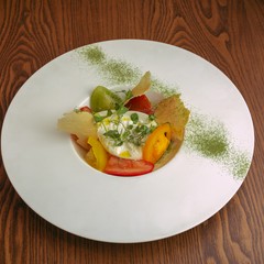 Burrata Pugliese con Pomodori colorati Heirloom e polvere di spinaci