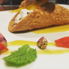 Cannoli Siciliani con gelle di arancio e pistacchi di bronte