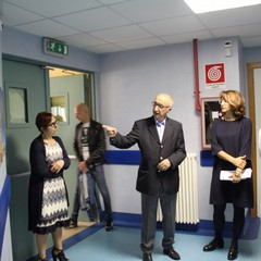 Carlo Centonze dona gli scatti d'amore al reparto di Neurologia dell'Ospedale