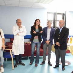 Carlo Centonze dona gli scatti d'amore al reparto di Neurologia dell'Ospedale