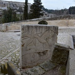 Massi in pietra sulla Gravina