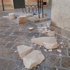 Panchina distrutta in piazza della Repubblica