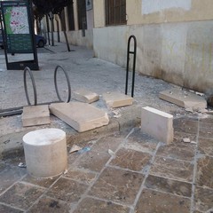 Panchina distrutta in piazza della Repubblica