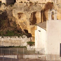 Lattuale facciata della chiesa con sullo sfondo gritte della chiesa primitiva