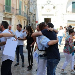 marcia abbracci nel centro storico