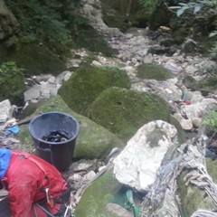 speleologi volontari puliscono la gravina