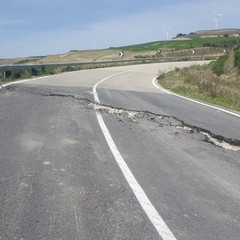 Pericolo strada dissestata al km 59 della strada statale 96