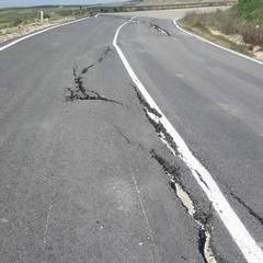 Pericolo strada dissestata al km 59 della strada statale 96