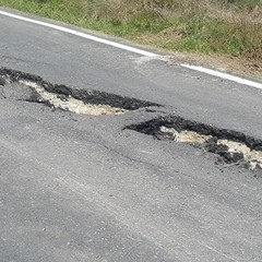 Pericolo strada dissestata al km 59 della strada statale 96