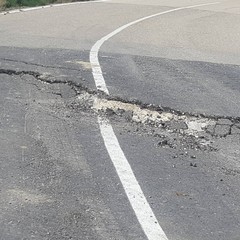 Pericolo strada dissestata al km 59 della strada statale 96