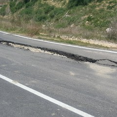 Pericolo strada dissestata al km 59 della strada statale 96