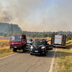 uomini in azione per incendio bosco