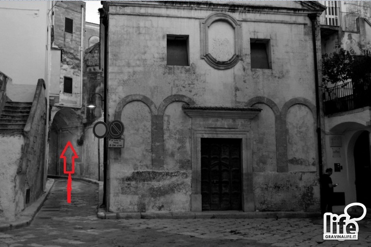 Chiesa dellAnnunziata con la stradina indicata dalla freccia che conduce allangiporto Foto