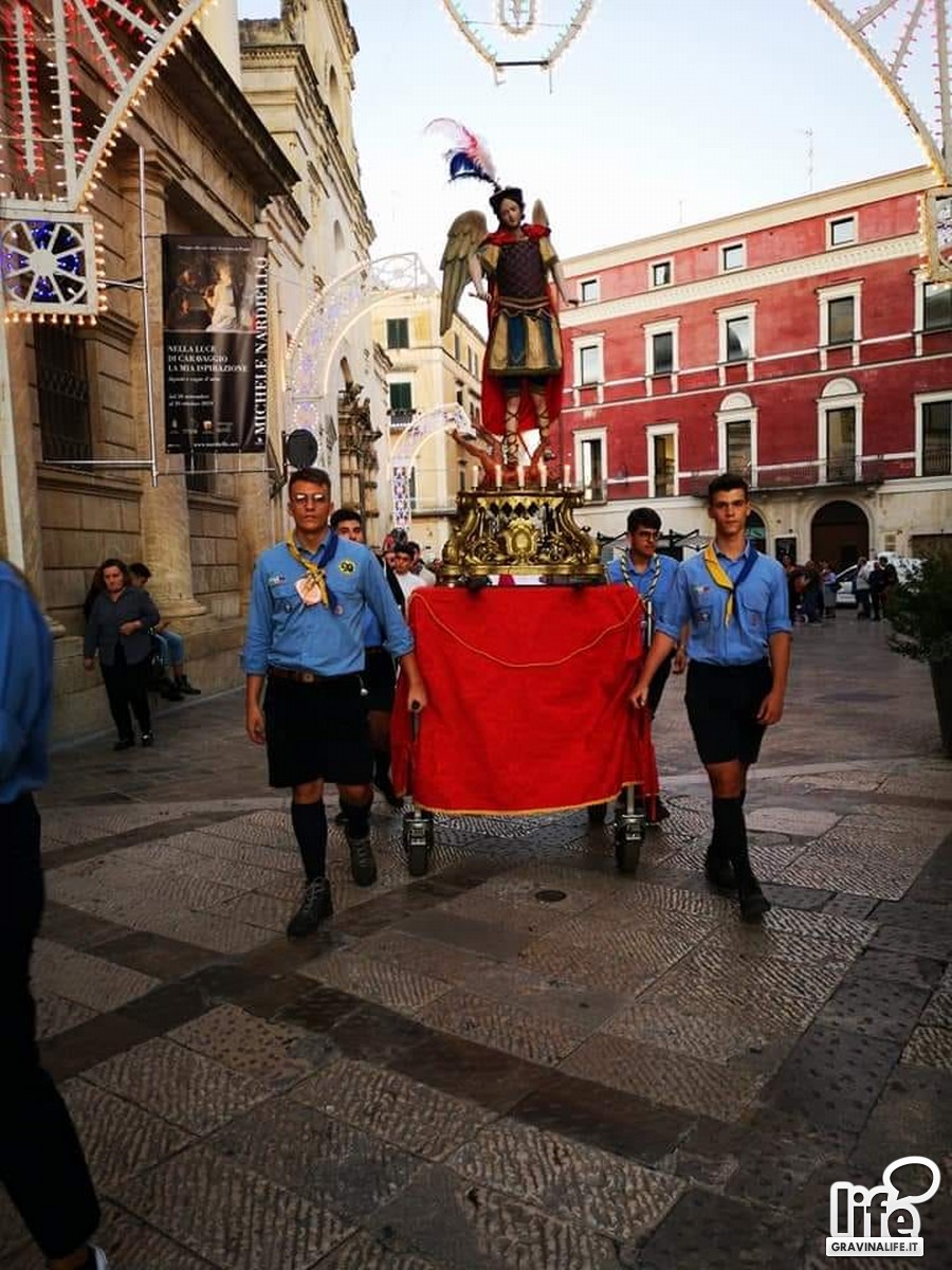 Gli Scout accompagnano la statua di San Michele dalla chiesa di San Celestino in piazza Foto