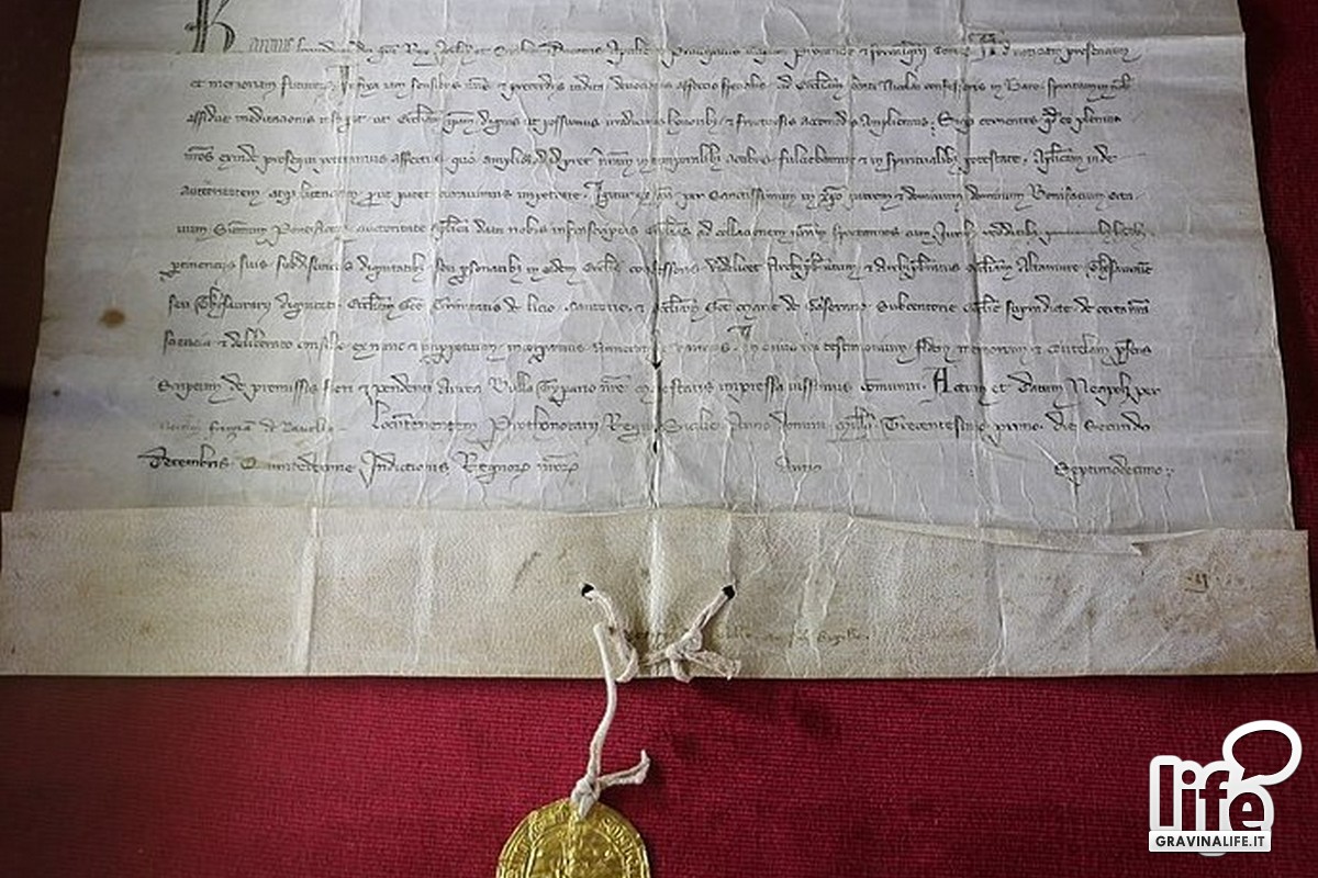 Pergamena di Carlo II dAngi con sigillo in oro Foto