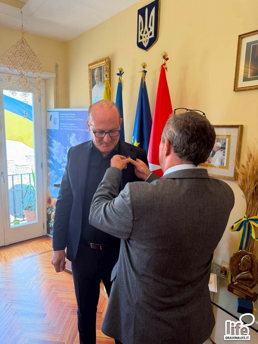 Zelensky premia limprenditore pugliese De Biase il primo italiano laico a ricevere il Golden Heart
