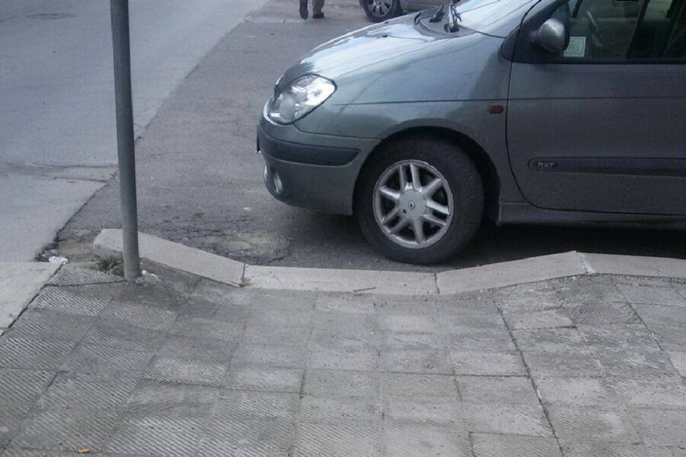Parcheggi selvaggi a Gravina