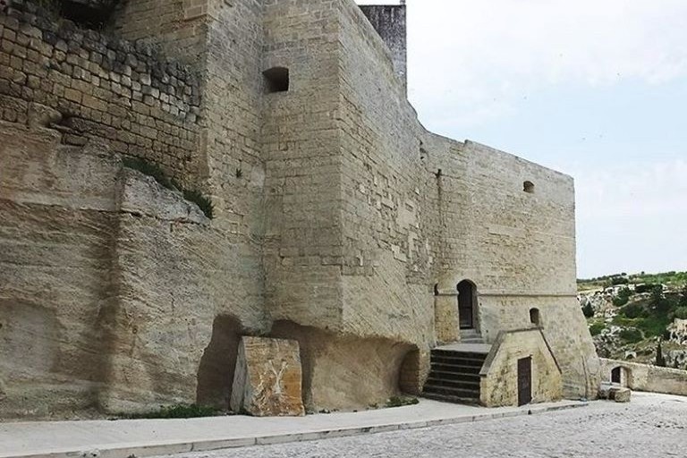 E’ medievale o no il bastione a ridosso di Cavato Sant’Andrea?