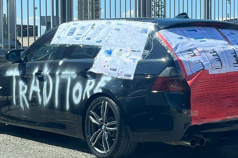 Auto tappezzata e imbrattata
