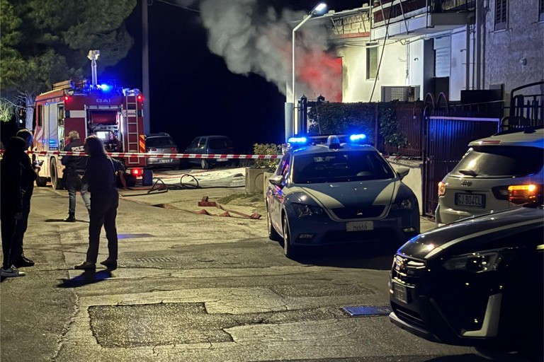 autocarrozzeria in fiamme