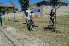 L’associazione Obiettivo Giovani ripulisce il Parco in via Alfieri.