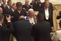 Papa Francesco indossa la sciarpa della FBC Gravina