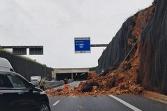 Caduta di massi e detriti sulla strada statale 96