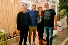 Ragazzo svenuto in piscina, in tre lo salvano