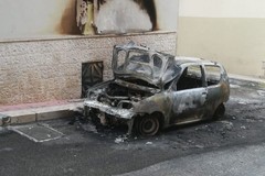 Un'auto in fiamme nella notte