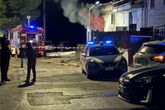 Autocarrozzeria in fiamme, domato in tarda notte l’incendio