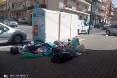 Raccolta indumenti, immagini indecorose in via Maiorana
