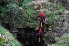 Venti speleologi alla scoperta della grotta di Faraualla