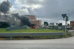Auto in fiamme all'ingresso dell'ospedale