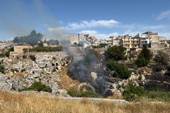 Incendio sul costone della Gravina