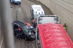 Doblò finisce addosso ad un TIr