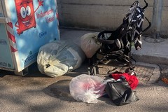 Gravina, basta raccoglitori di indumenti per strada.